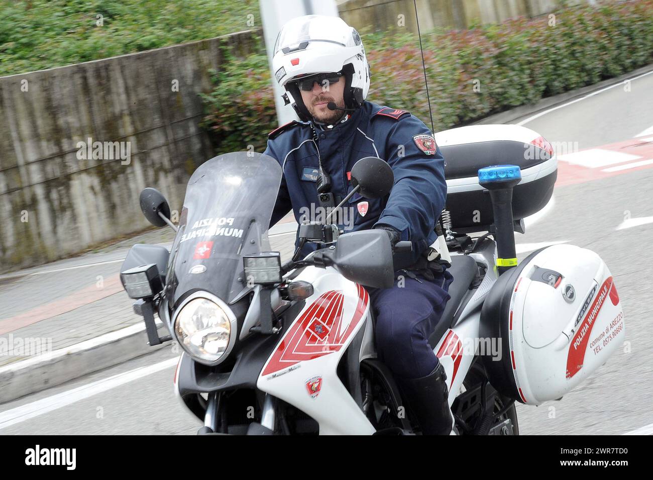 Polizia Municipale Vigili Urbani in Città italiane controllano il traffico di Auto Stockfoto