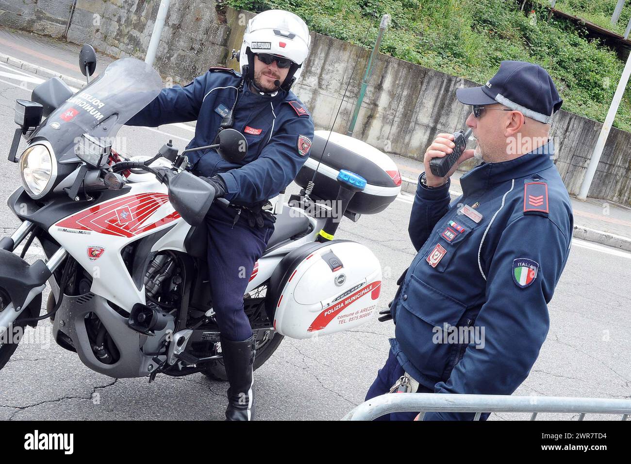 Polizia Municipale Vigili Urbani in Città italiane controllano il traffico di Auto Stockfoto