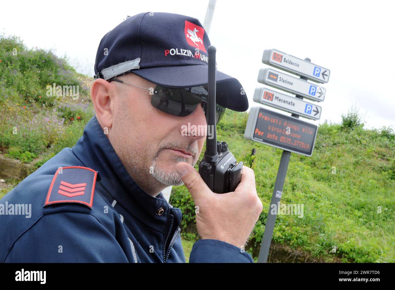 Polizia Municipale Vigili Urbani in Città italiane controllano il traffico di Auto Stockfoto