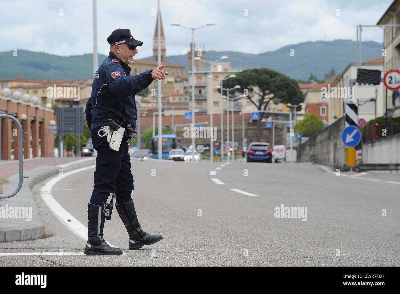 Polizia Municipale Vigili Urbani in Città italiane controllano il traffico di Auto Stockfoto