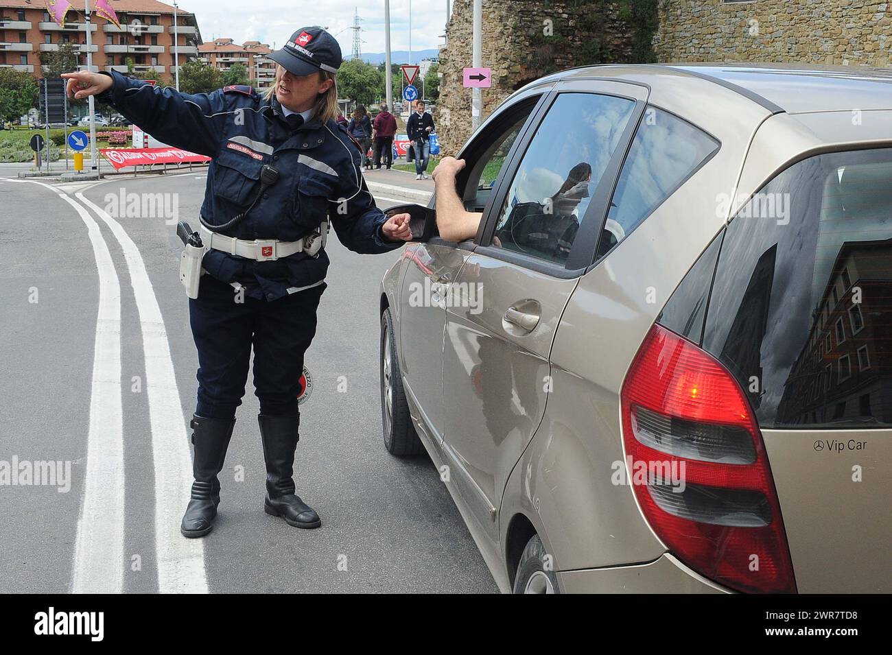 Polizia Municipale Vigili Urbani in Città italiane controllano il traffico di Auto Stockfoto
