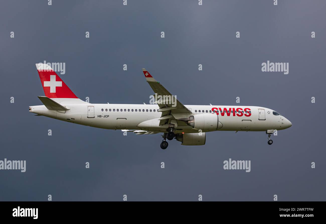 Ein Airbus A220-300 von Swiss International Airlines landet auf der Landebahn des Flughafens Zürich. Registrierung HB-JCP. (Zürich, Schweiz, 03.05.2022) Stockfoto