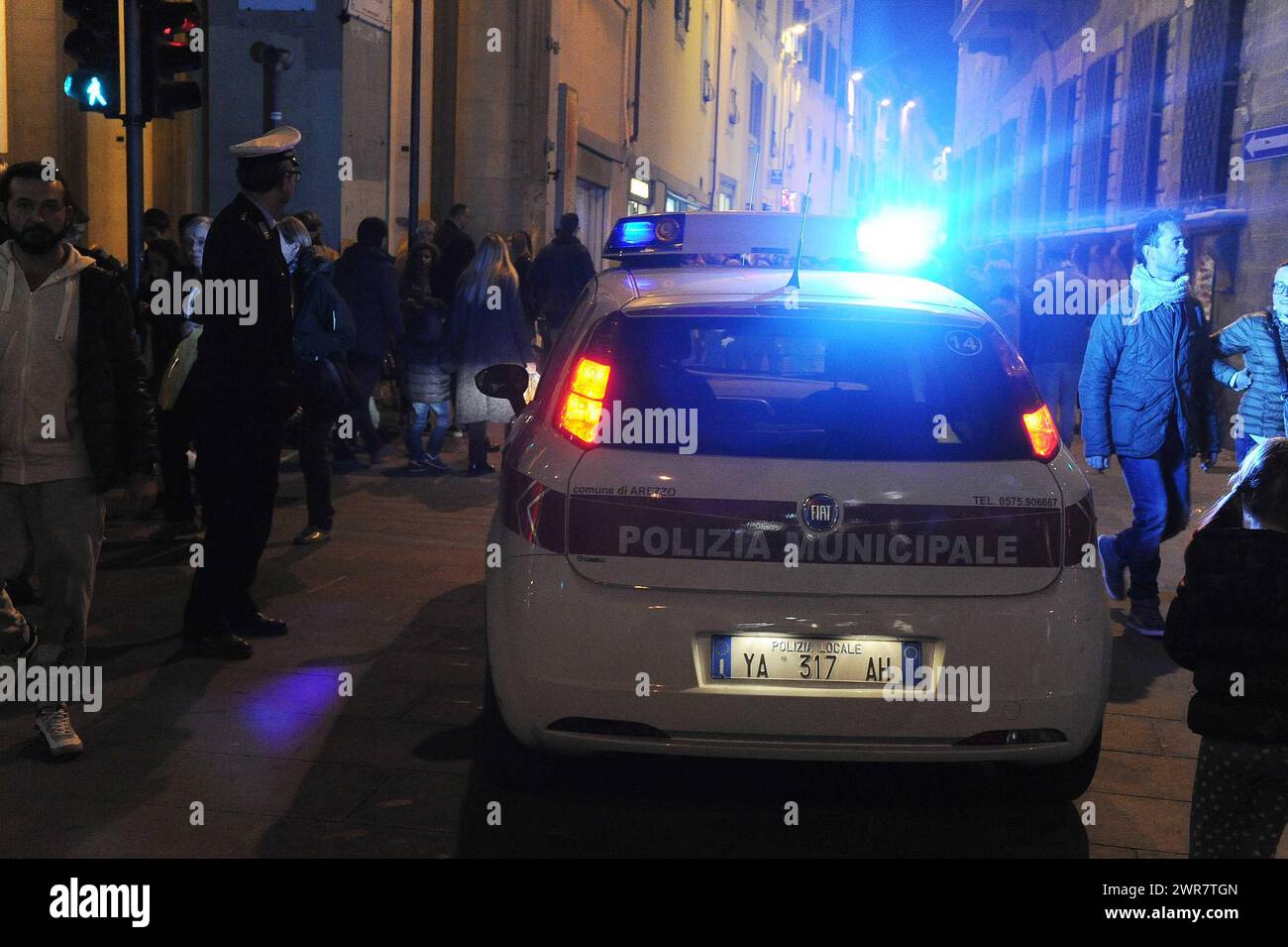 Polizia Municipale Vigili Urbani in Città italiane controllano il traffico di Auto Stockfoto