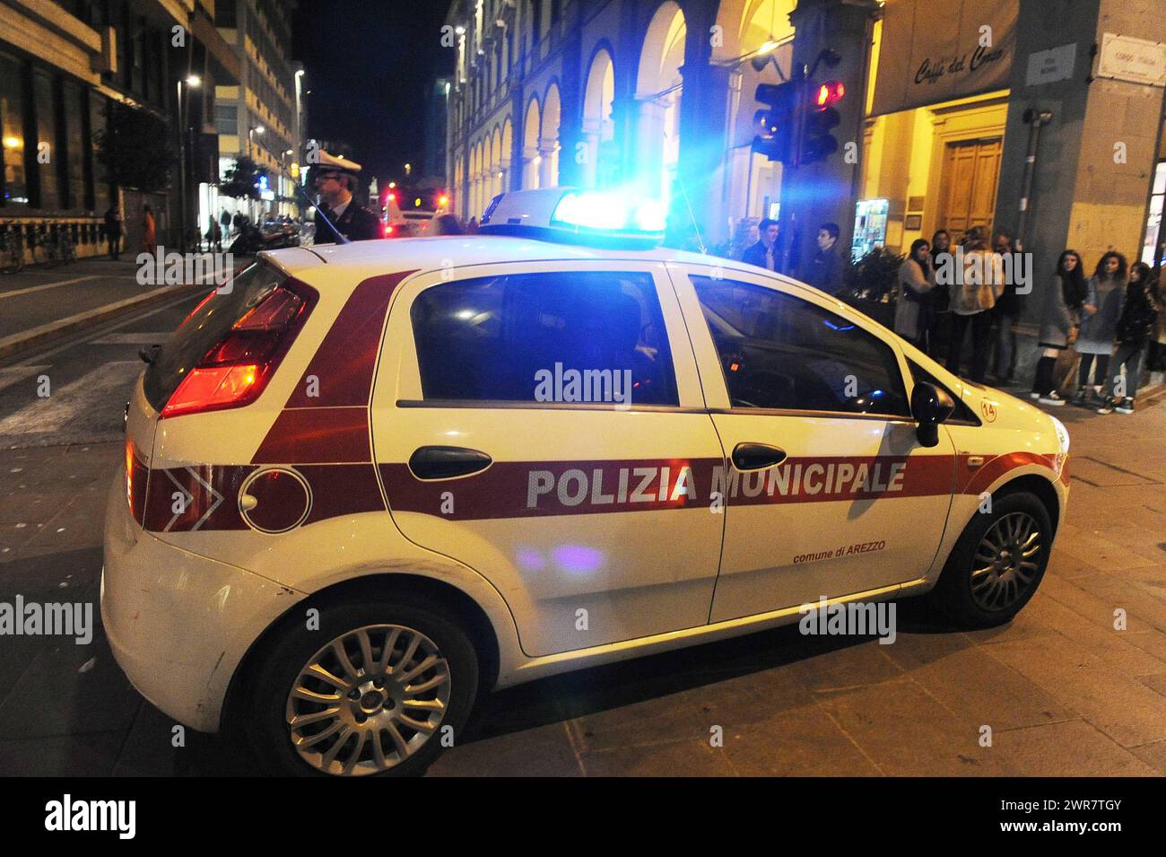 Polizia Municipale Vigili Urbani in Città italiane controllano il traffico di Auto Stockfoto