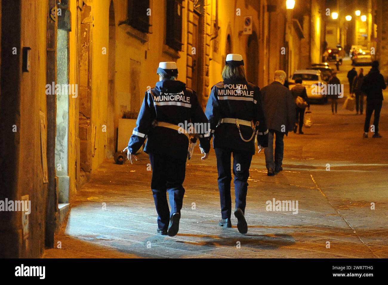 Polizia Municipale Vigili Urbani in Città italiane controllano il traffico di Auto Stockfoto