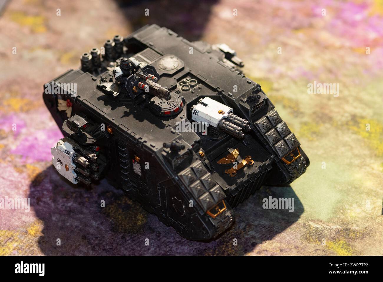 Set von spielenden Actionfiguren, Warhammer 40.000 Tank Stockfoto