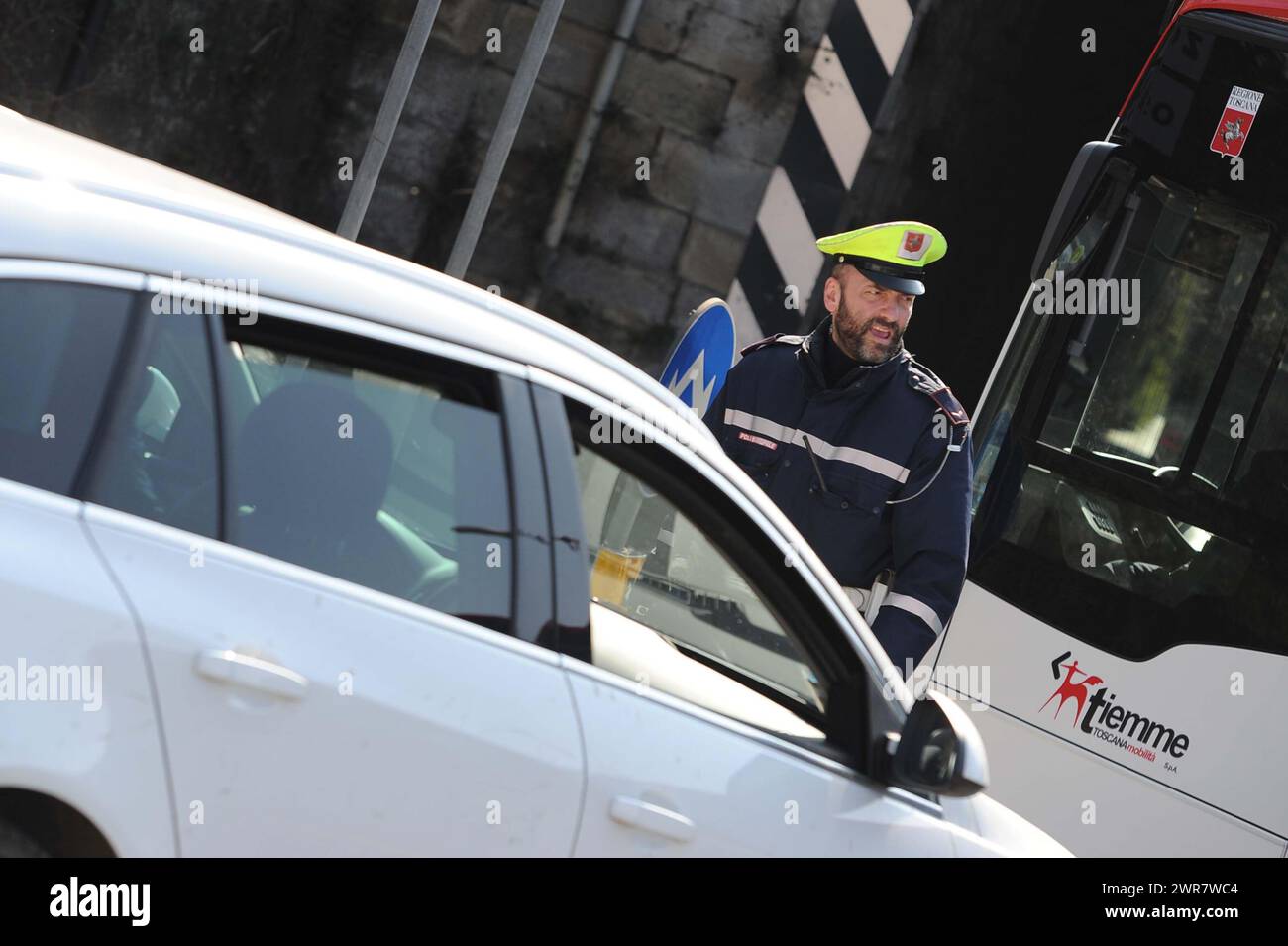 Polizia Municipale Vigili Urbani in Città italiane controllano il traffico di Auto Stockfoto