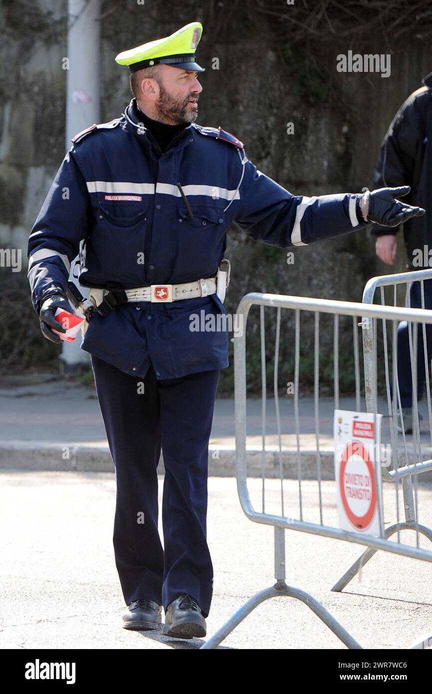 Polizia Municipale Vigili Urbani in Città italiane controllano il traffico di Auto Stockfoto