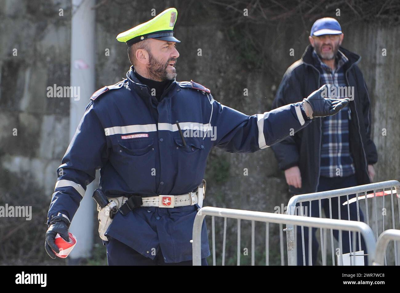 Polizia Municipale Vigili Urbani in Città italiane controllano il traffico di Auto Stockfoto