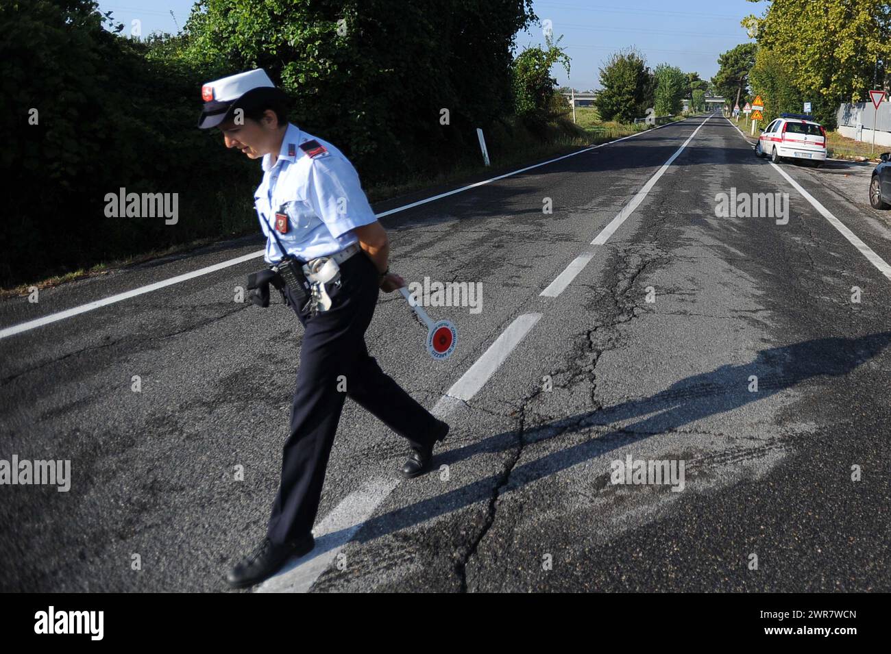 Polizia Municipale Vigili Urbani in Città italiane controllano il traffico di Auto Stockfoto