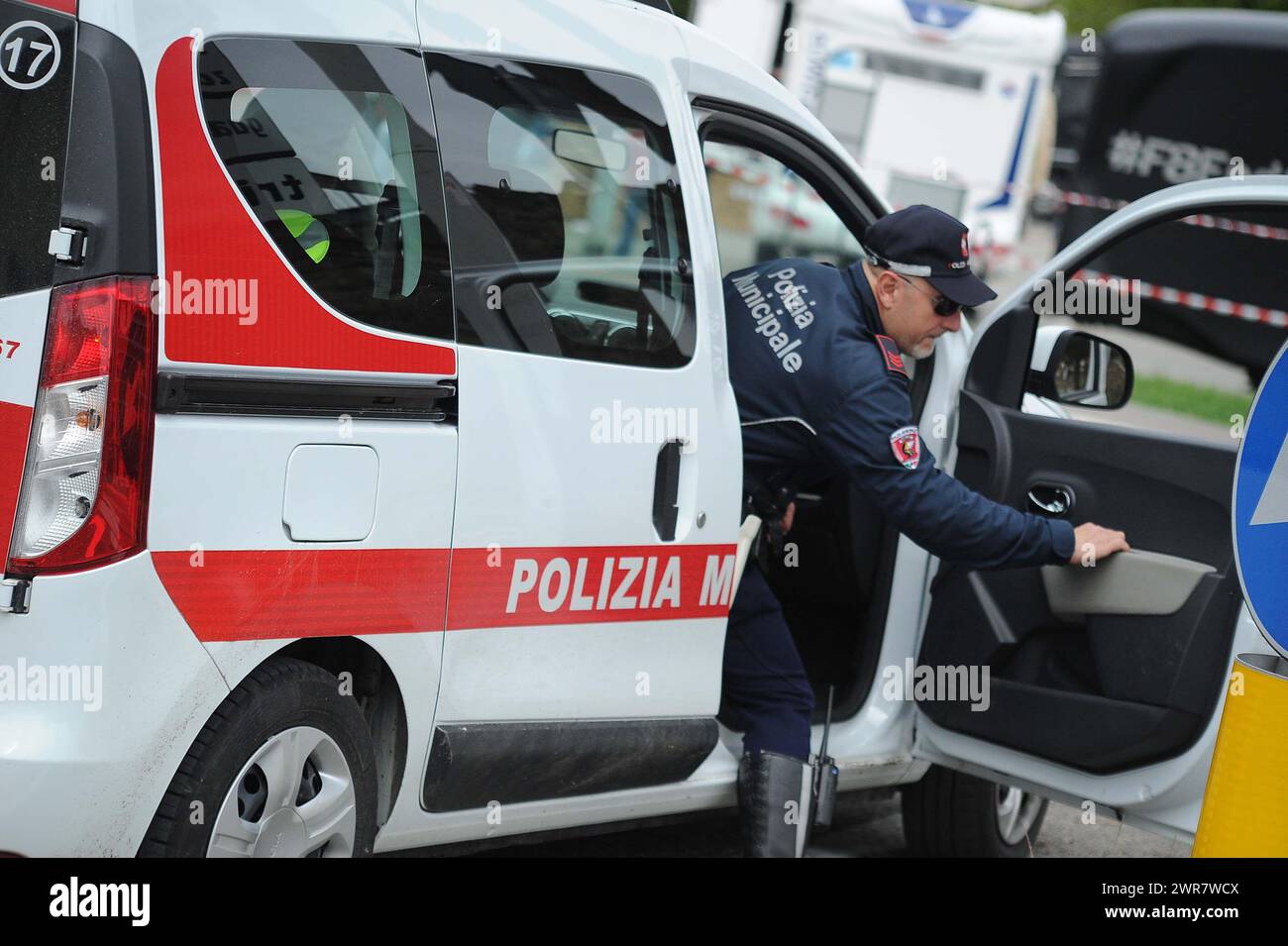 Polizia Municipale Vigili Urbani in Città italiane controllano il traffico di Auto Stockfoto