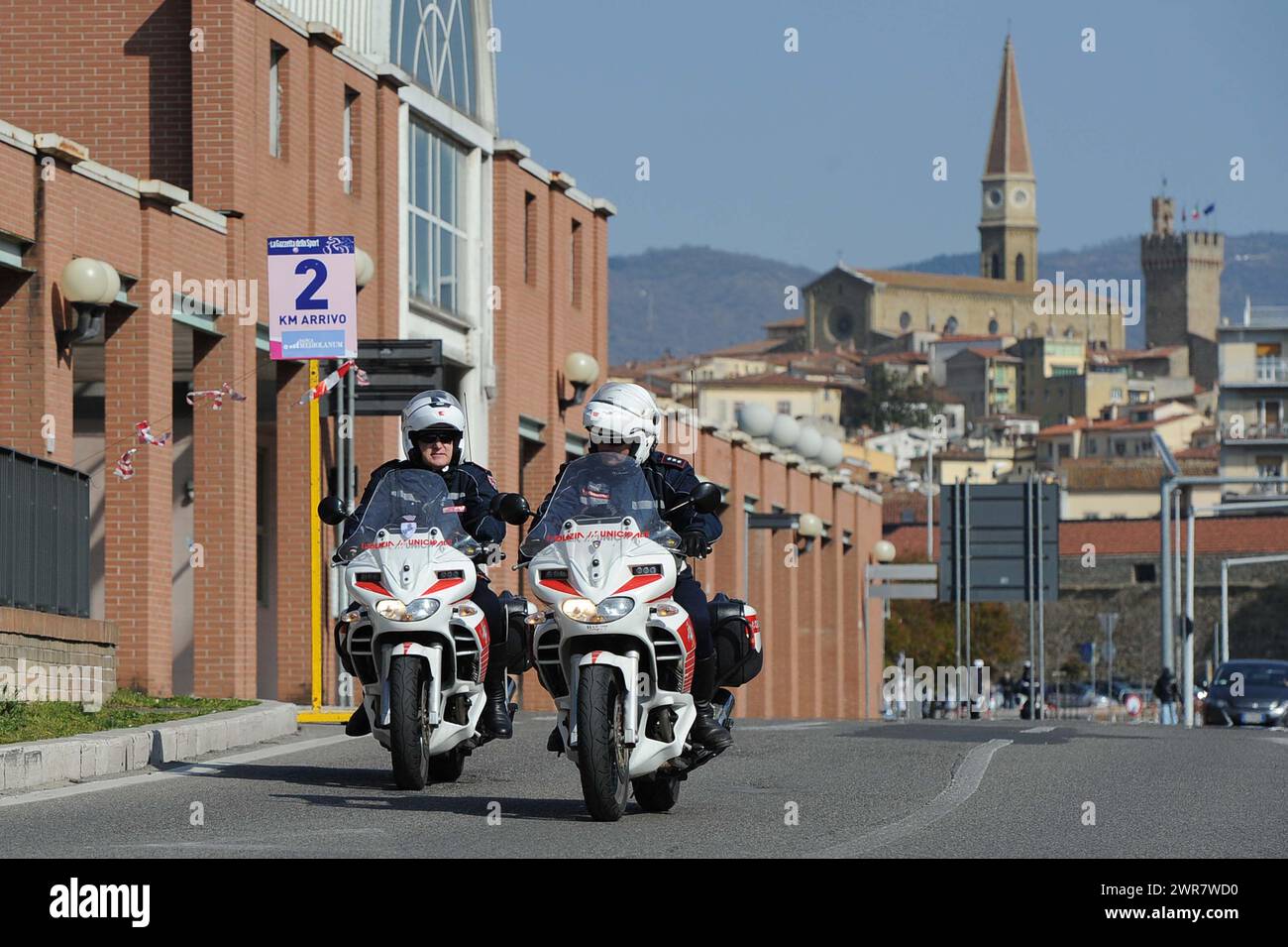 Polizia Municipale Vigili Urbani in Città italiane controllano il traffico di Auto Stockfoto