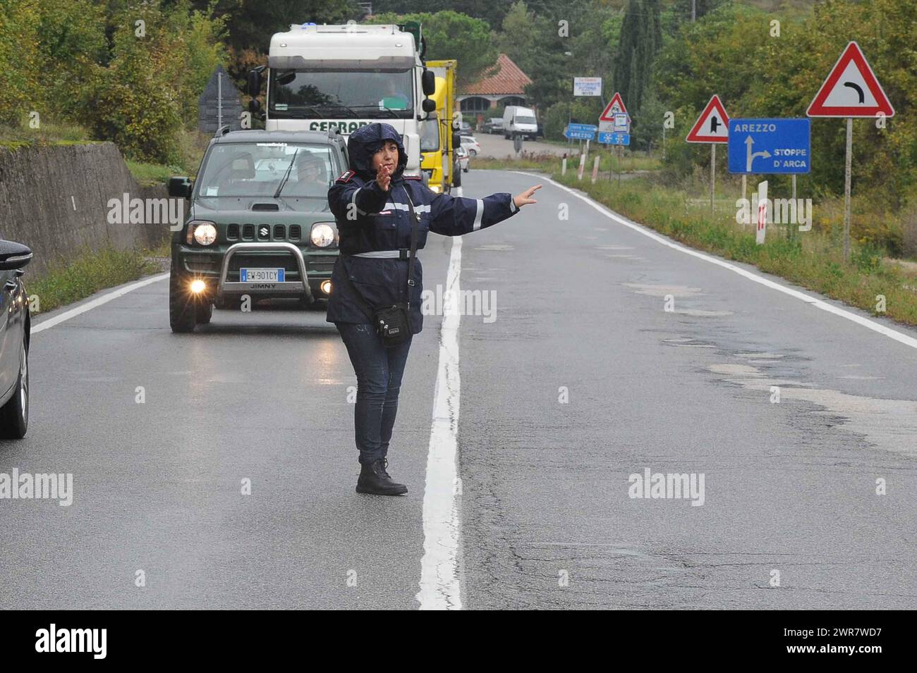Polizia Municipale Vigili Urbani in Città italiane controllano il traffico di Auto Stockfoto