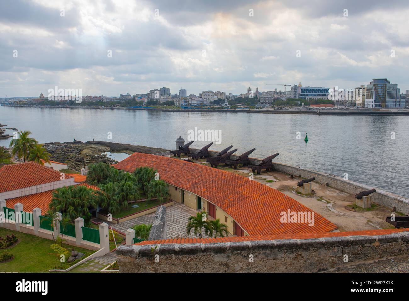 Historische Skyline der Altstadt von Havanna vom Castillo de Los Tres Reyes del Morro über die Mündung des Hafens von Havanna in Old Havanna (La Habana Vieja), Kuba. Alte Ha Stockfoto