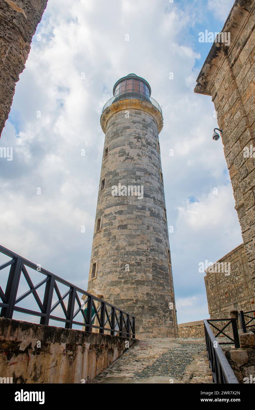 Leuchtturm (Faro) am Castillo de los Tres Reyes del Morro an der Mündung des Hafens von Havanna in Old Havanna (La Habana Vieja), Kuba. Das alte Havanna ist ein World H Stockfoto