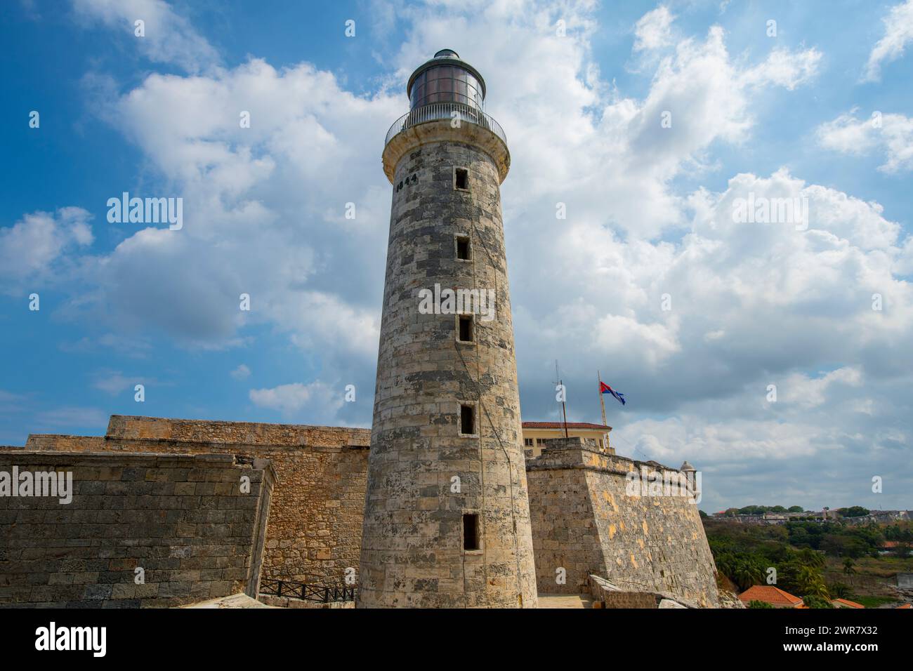 Leuchtturm (Faro) am Castillo de los Tres Reyes del Morro an der Mündung des Hafens von Havanna in Old Havanna (La Habana Vieja), Kuba. Das alte Havanna ist ein World H Stockfoto