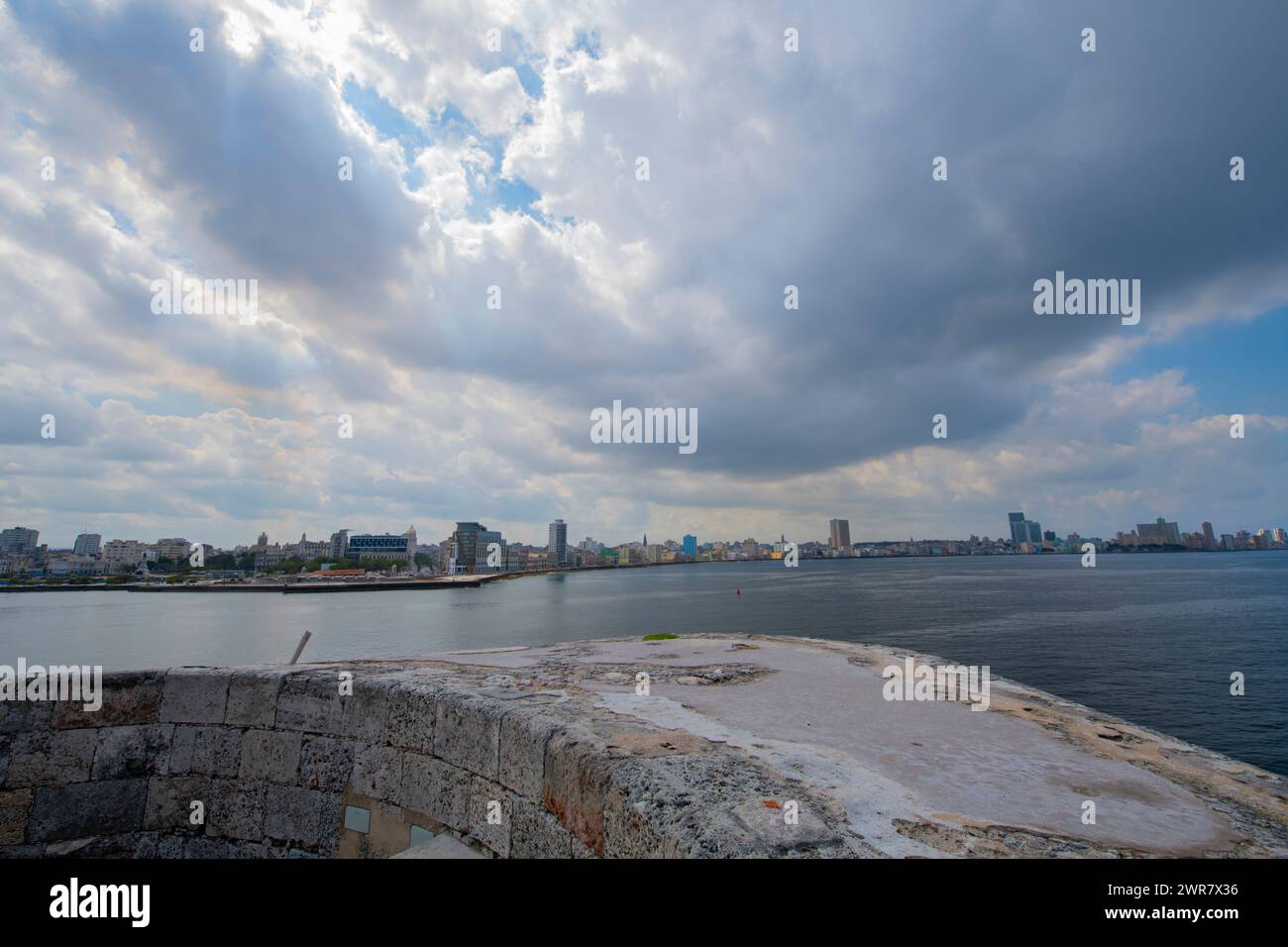 Historische Skyline der Altstadt von Havanna vom Castillo de Los Tres Reyes del Morro über die Mündung des Hafens von Havanna in Old Havanna (La Habana Vieja), Kuba. Alte Ha Stockfoto