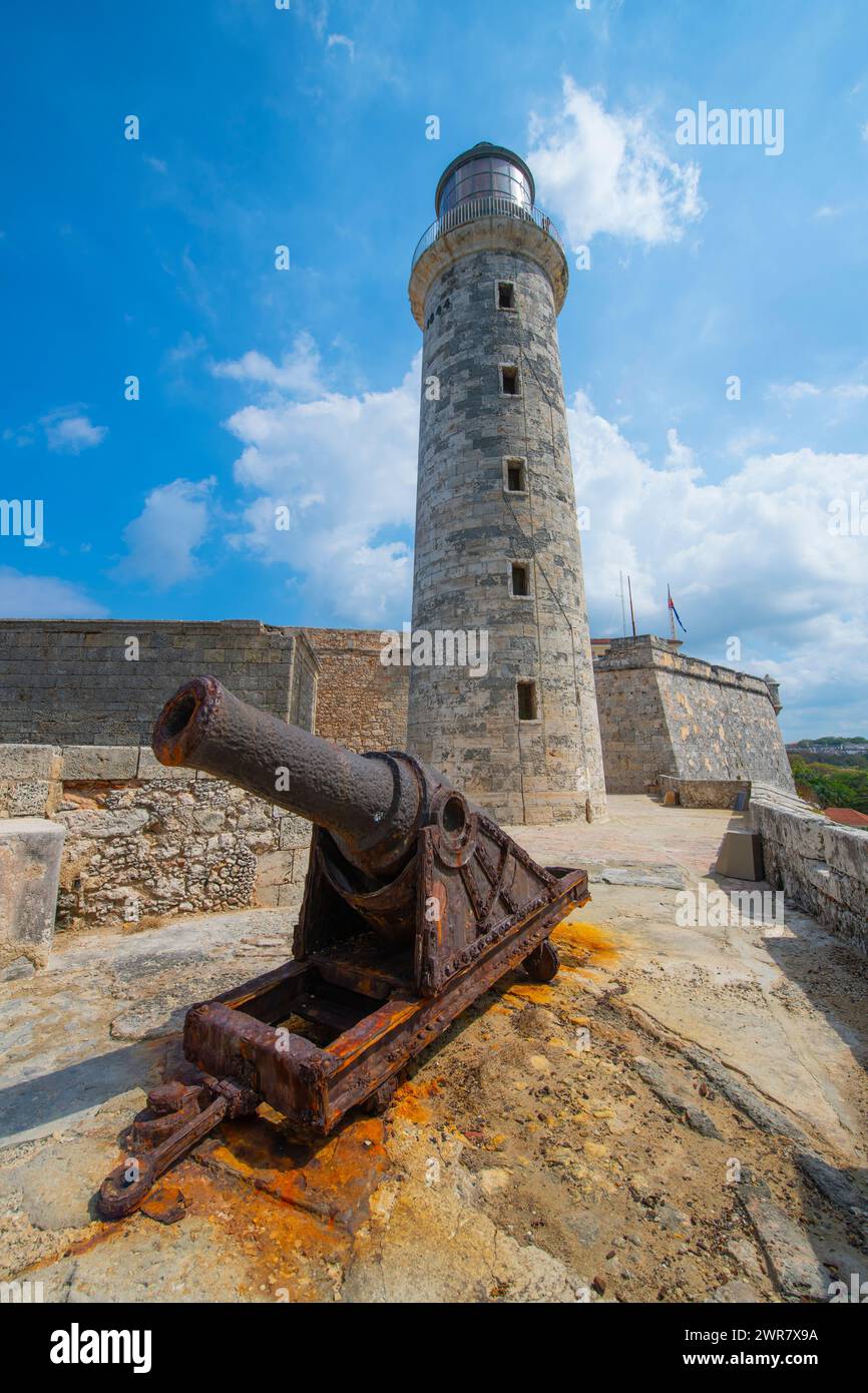 Leuchtturm (Faro) am Castillo de los Tres Reyes del Morro an der Mündung des Hafens von Havanna in Old Havanna (La Habana Vieja), Kuba. Das alte Havanna ist ein World H Stockfoto