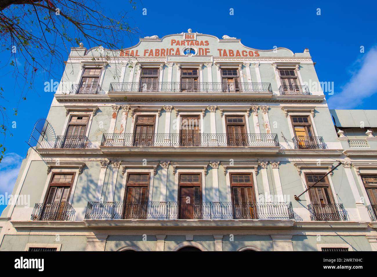 Royal Partagas Tobacco Factory (Real Fabrica de Tabaco Partagas) in der Calle Industria Street neben Capitolio in Old Havanna (La Habana Vieja), Kuba. Ol Stockfoto