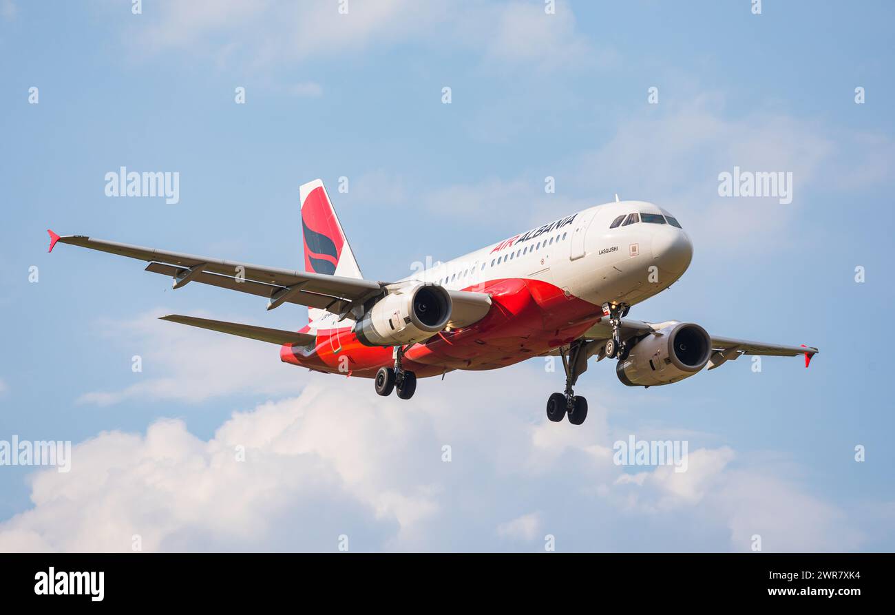 Ein Airbus A319-132 von Air Albania im Landeanflug auf den Flughafen Zürich. Kennung ZA-BEL. (Zürich, Schweiz, 03.05.2022) Stockfoto