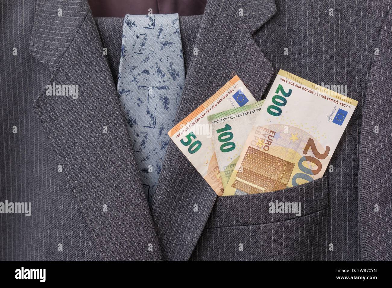 Mehrere Euroscheine in der Tasche eines Nadelstreifenanzugs Stockfoto