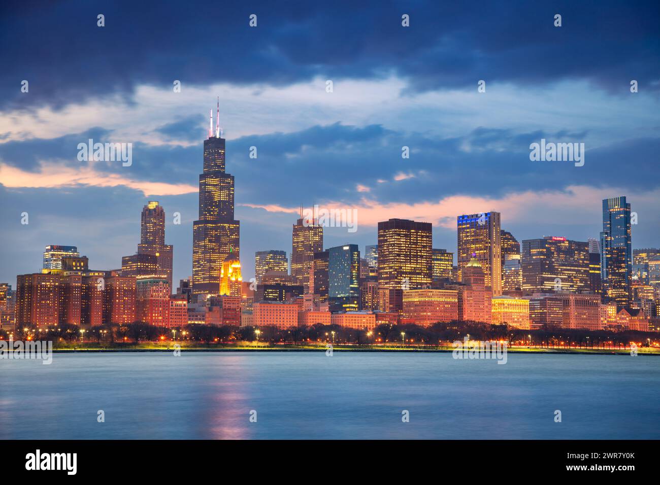 Chicago, Illinois, USA. Stadtbild der berühmten Skyline von Chicago bei schönem Sonnenuntergang im Frühling. Stockfoto