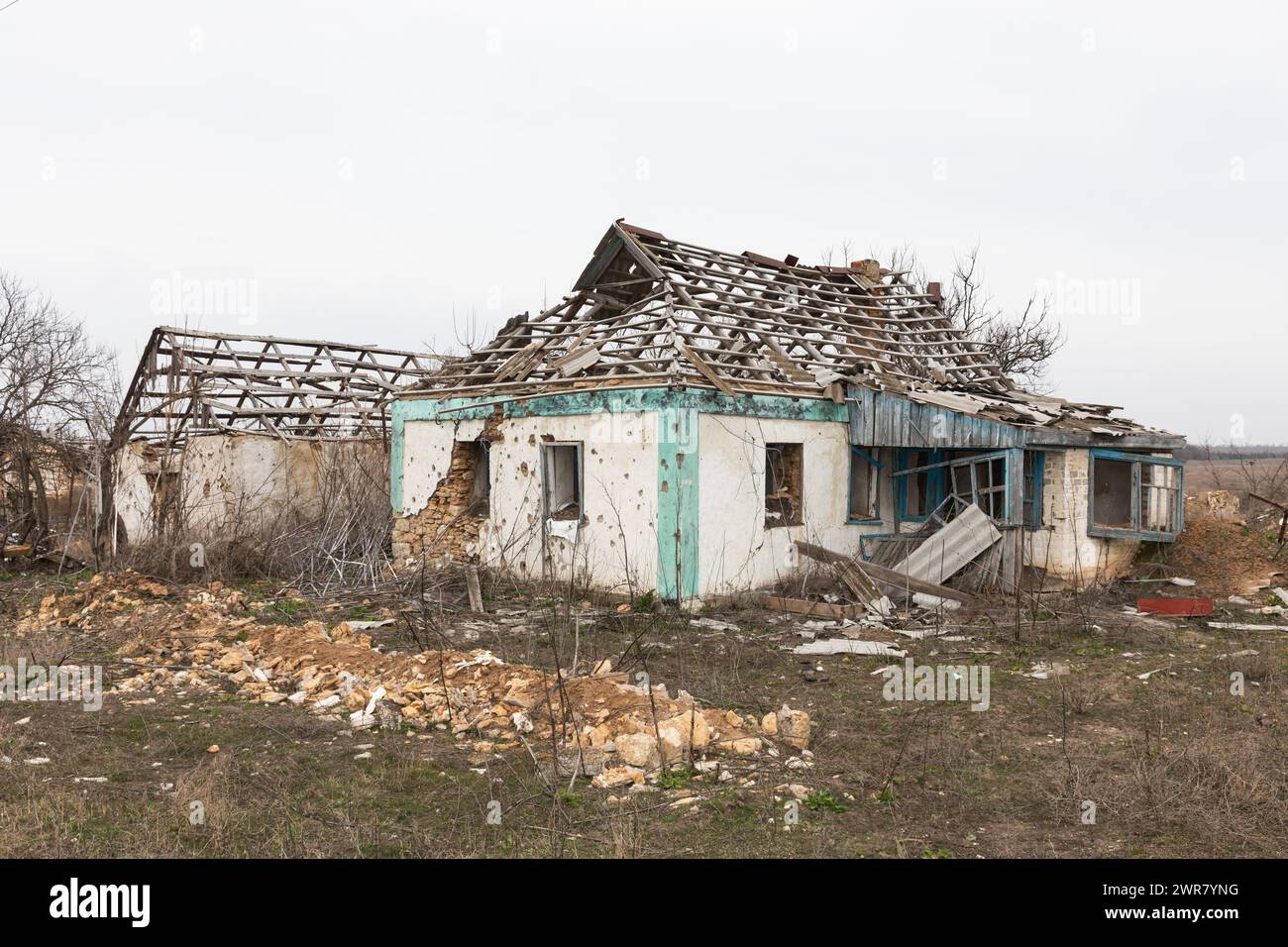 In einem Dorf in der Region Mykolajew wird ein Haus eines Einheimischen gesehen, das durch russische Militäraktionen und regelmäßige Raketenangriffe zerstört wurde. Eine typische Szene eines ukrainischen Dorfes in der Region Mykolajew, wie in anderen Regionen der Ukraine nach der Besatzung und in der Nähe der Frontlinie. Regelmäßige Beschießung und Zerstörung von Häusern von Anwohnern. (Foto: Mykhaylo Palinchak / SOPA Images/SIPA USA) Stockfoto