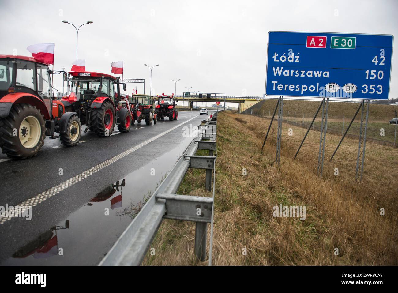 Numerotraktoren blockieren während der Vorführung die Autobahn A2 in beide Richtungen in der Nähe von Wartkowice. Nach gescheiterten Verhandlungen mit der Regierung um eine Einigung beschlossen die Landwirte von Montag bis Mittwoch, Straßen in Polen zu blockieren, einschließlich der Autobahn A2, die Ostpolen mit Westpolen verbindet. Der Protest begann am Montagmorgen, der Verkehr auf der Autobahn A2 ist in beiden Richtungen - Posen (und die deutsche Grenze) und Warschau - völlig blockiert. Die Landwirte haben zwei Forderungen: Die Begrenzung des Zustroms von Agrar- und Nahrungsmitteln nach Polen aus der Ukraine und die Lösung des Problems der Stockfoto