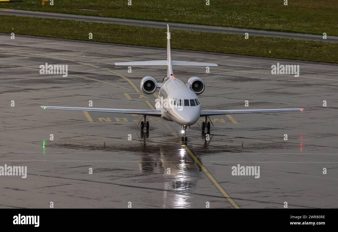 Ein Dassault Falcon 2000EX von NETJETS rollt nach der Landung und nach einem heftigen Gewitterfront zum Standplatz auf dem Flughafen Zürich. Registrat Stockfoto