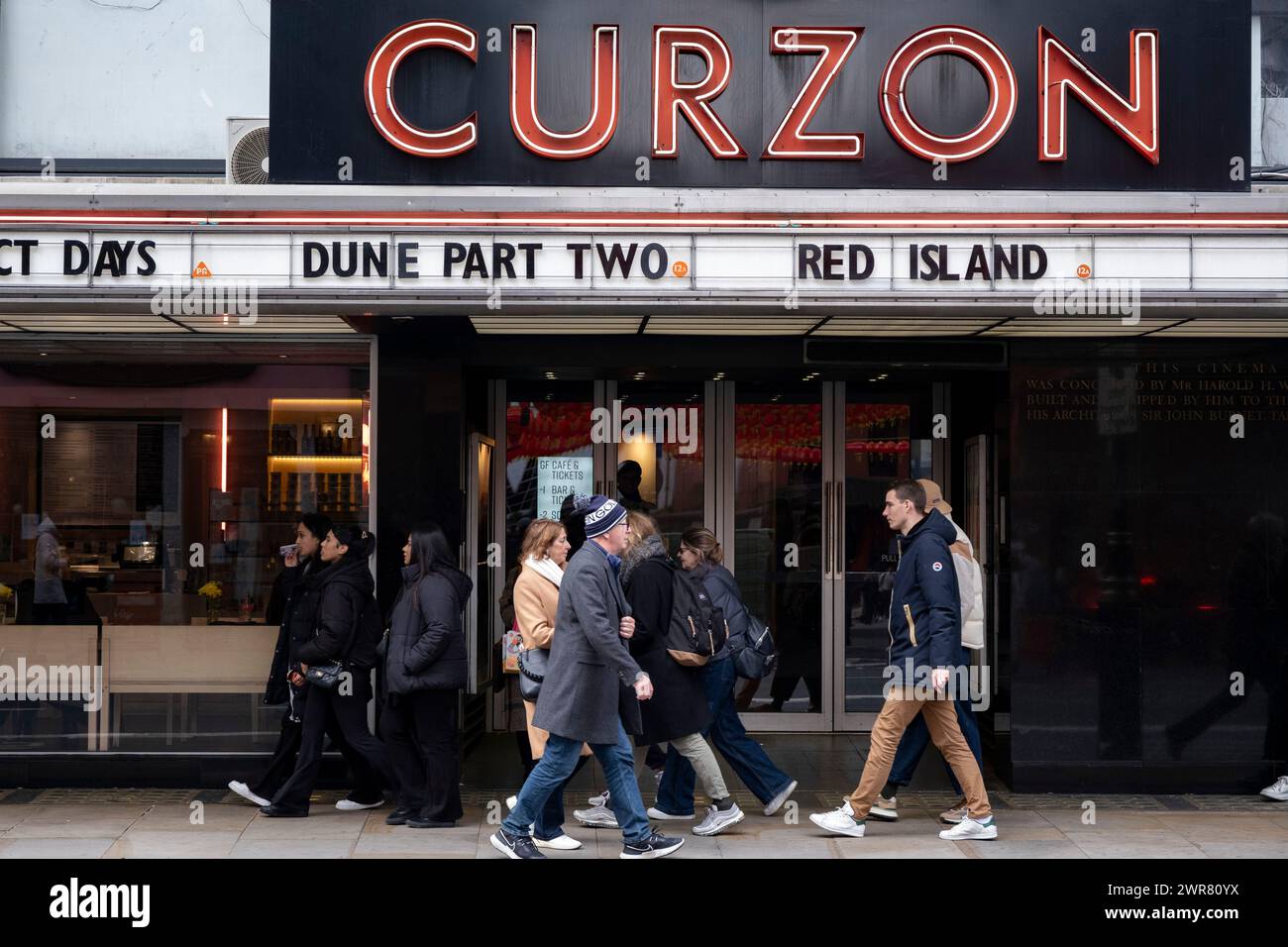 Die Leute warten draußen und passieren das Curzon Soho Kino auf der Shaftesbury Avenue, dem Flaggschiff der Art-House-Kinokette, in der die Filme Dune 2 und Red Island derzeit am 6. März 2024 in London, Großbritannien, gezeigt werden. Curzon Cinemas bieten auch einen Video-on-Demand-Service, Curzon Home Cinema. Stockfoto