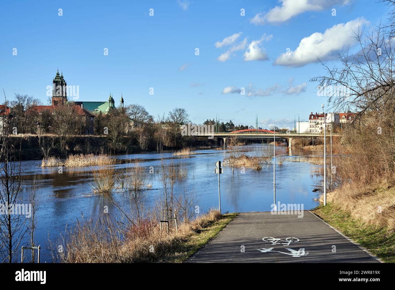 Überfluteter Radweg am Fluss Warta in Posen, Polen Stockfoto
