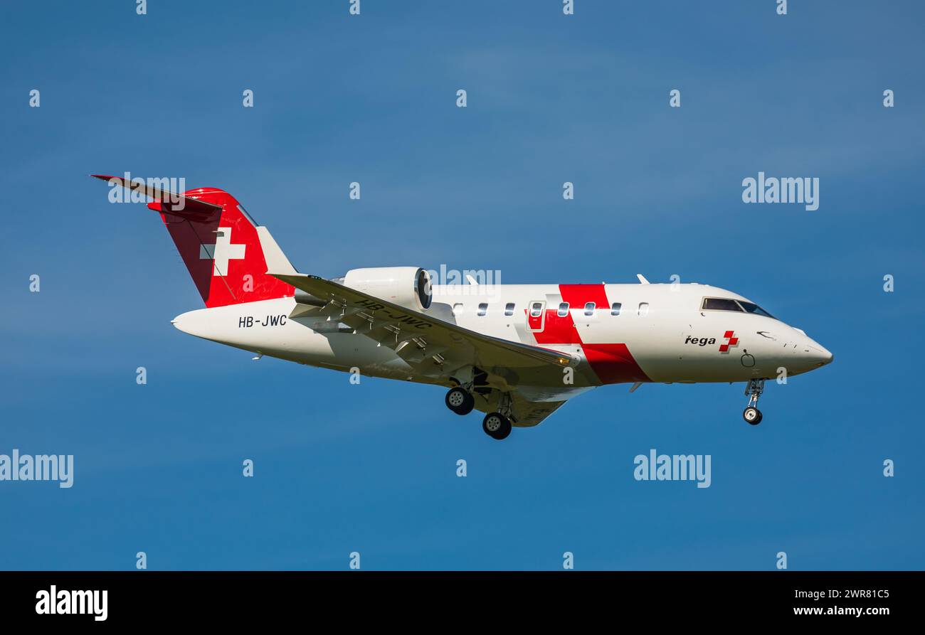 Ein Bombardier Challenger 650 der REGA im Landeanflug auf den Flughafen Zürich. Registrierung HB-JWC. (Zürich, Schweiz, 14.05.2022) Stockfoto