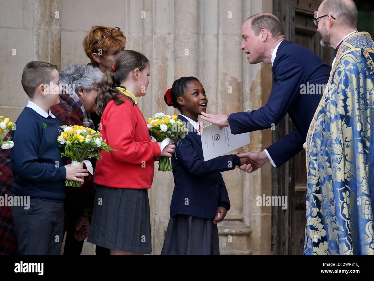 Der Prince of Wales begrüßt Schulkinder, als er den jährlichen Commonwealth Day Service in der Westminster Abbey in London verlässt. Bilddatum: Montag, 11. März 2024. Stockfoto