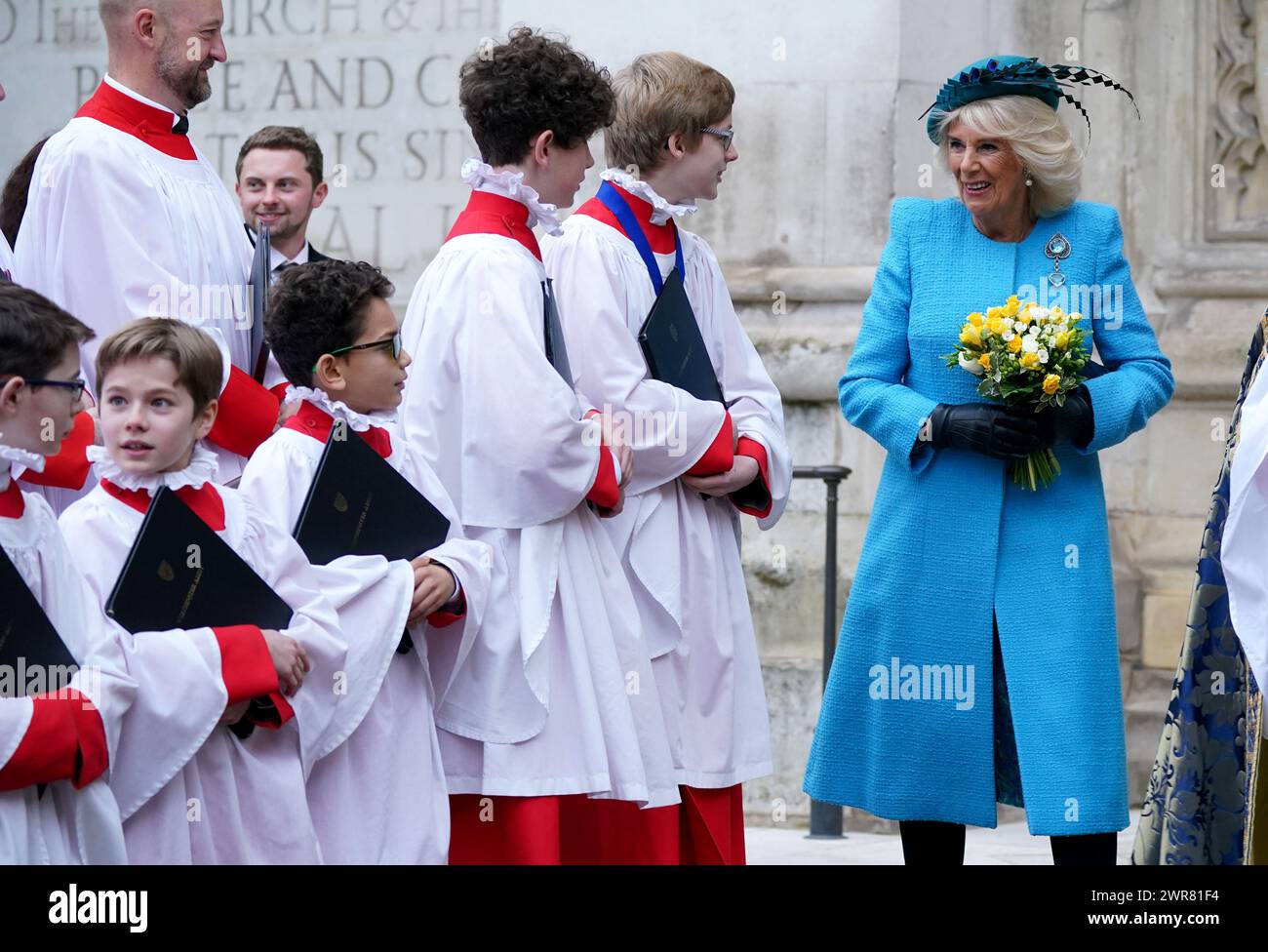 Königin Camilla spricht mit Mitgliedern des Chors, als sie den jährlichen Commonwealth Day Service in der Westminster Abbey in London verlässt. Bilddatum: Montag, 11. März 2024. Stockfoto