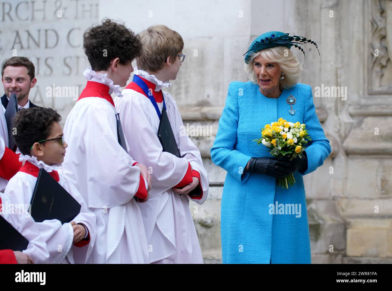 Königin Camilla spricht mit Mitgliedern des Chors, als sie den jährlichen Commonwealth Day Service in der Westminster Abbey in London verlässt. Bilddatum: Montag, 11. März 2024. Stockfoto