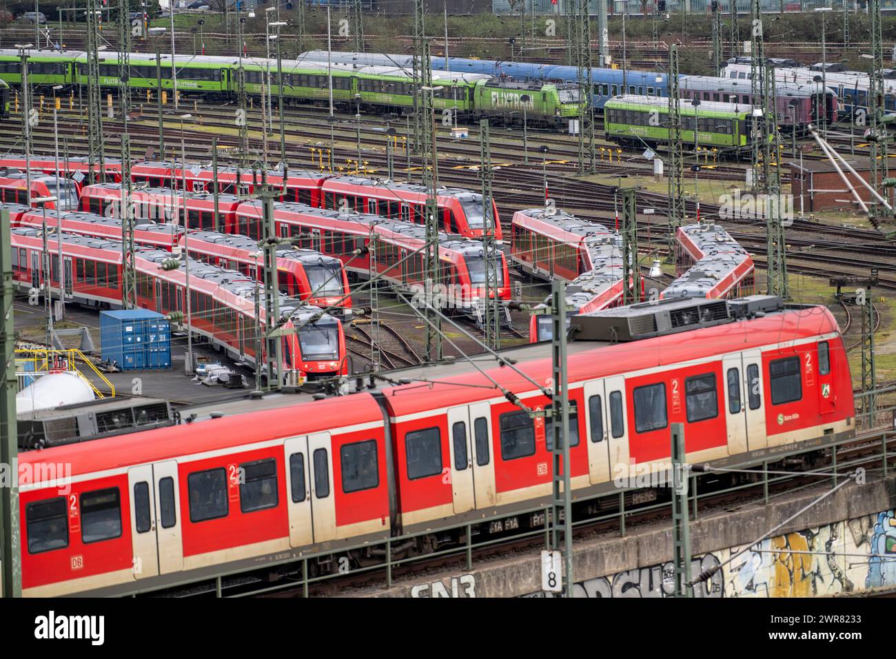 DB Regio-Stall in Köln Deutzerfeld, wo S-Bahn und Regionalzüge auf ihre Wende warten, Zug auf der Strecke, Köln Deutz, NR Stockfoto