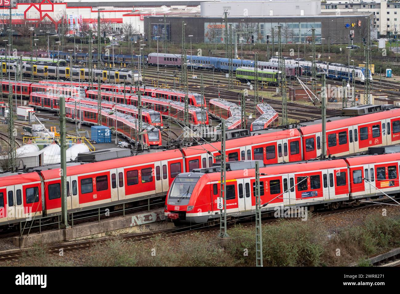 DB Regio-Stall in Köln Deutzerfeld, wo S-Bahn und Regionalzüge auf ihre Wende warten, Zug auf der Strecke, Köln Deutz, NR Stockfoto