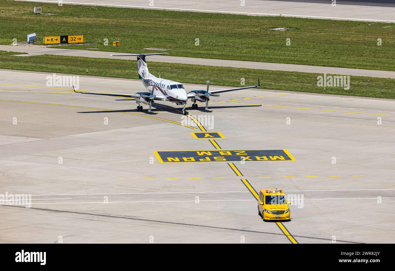 Eine Beechraft Super King ist auf dem Flughafen Zürich gelandet und wird zum Standplatz geführt. (Zürich, Schweiz, 03.07.2022) Stockfoto