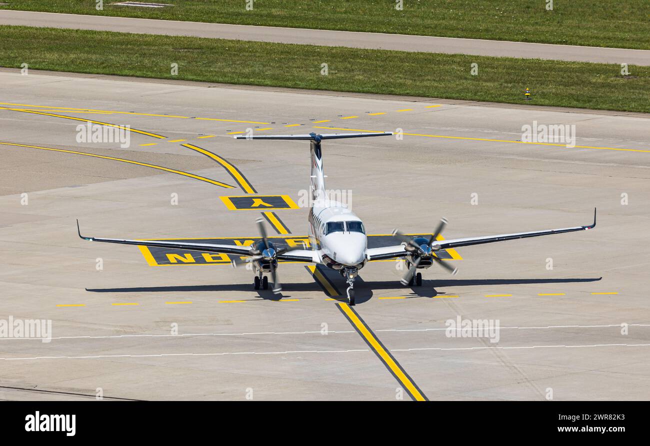 Eine Beechraft Super King fährt nach der Landung auf dem Flughafen Zürich zum Standplatz. (Zürich, Schweiz, 03.07.2022) Stockfoto