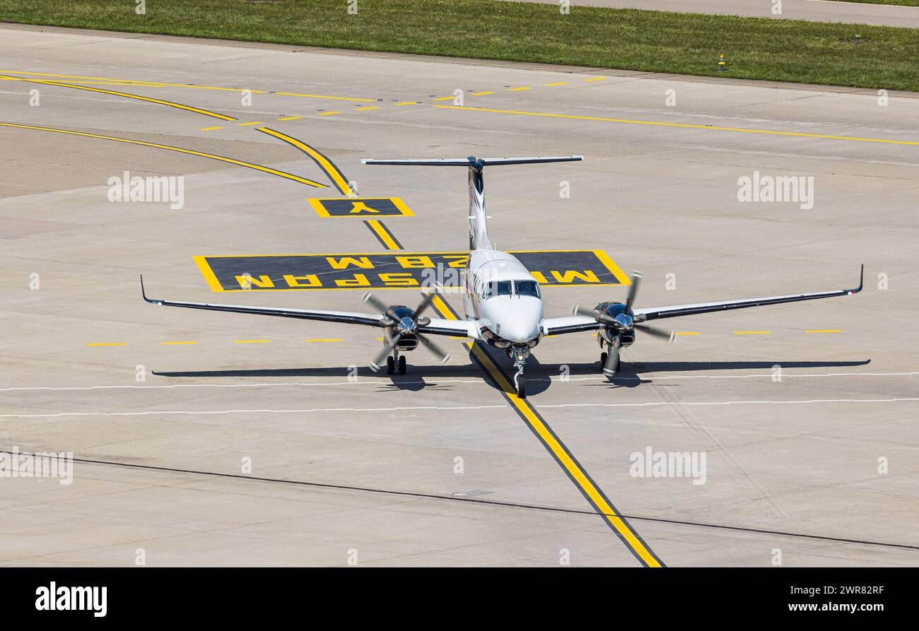 Eine Beechraft Super King fährt nach der Landung auf dem Flughafen Zürich zum Standplatz. (Zürich, Schweiz, 03.07.2022) Stockfoto