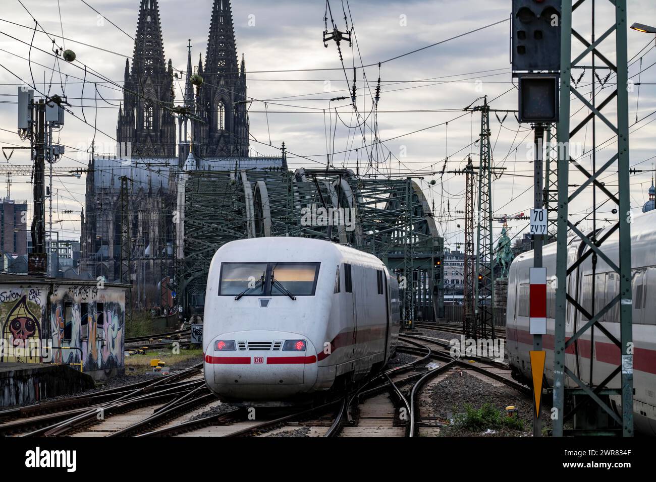 ICE-Zug auf dem Gleis vor dem Kölner Hauptbahnhof, Hohenzollernbrücke, Kölner Dom, NRW, Deutschland, Stockfoto