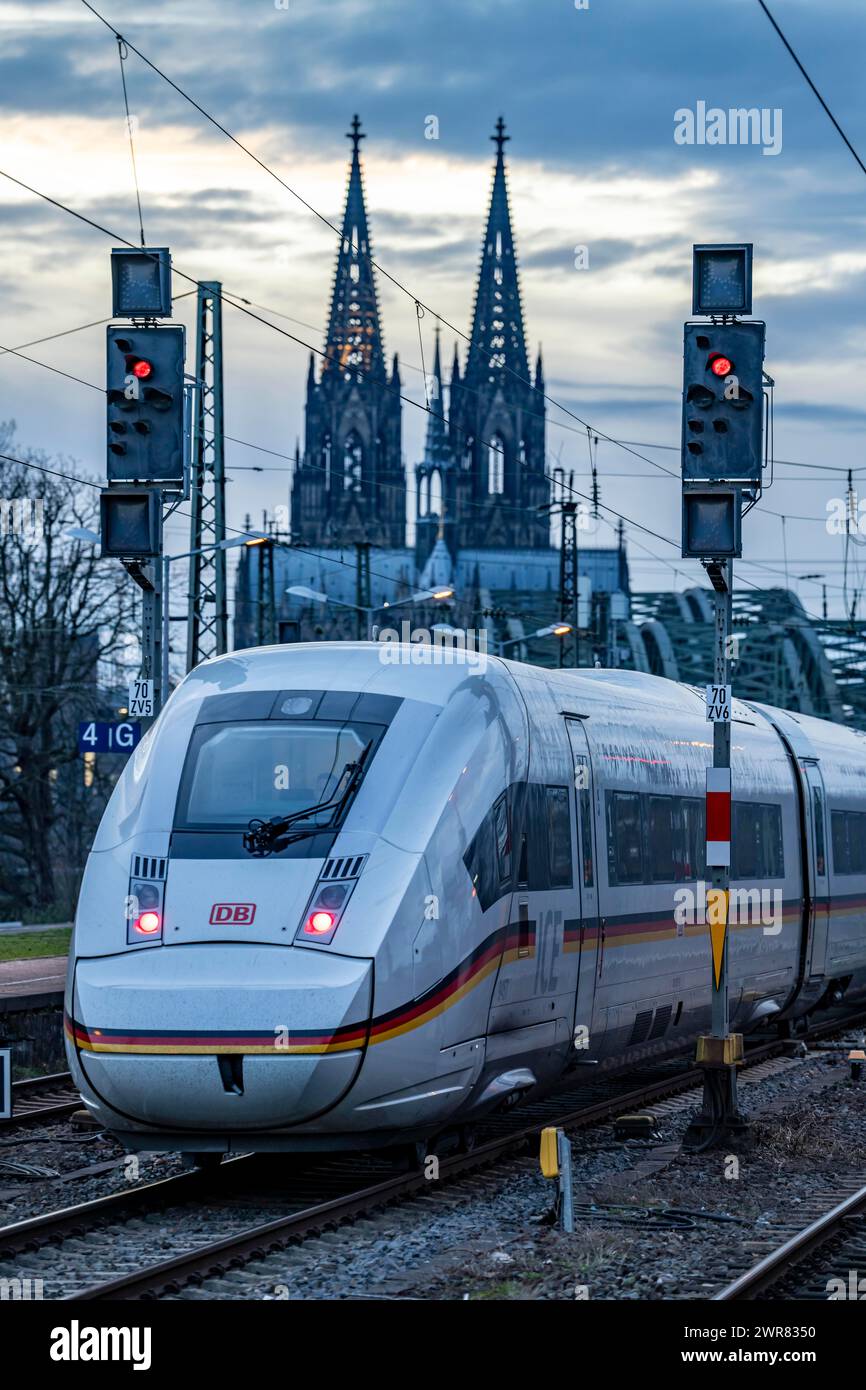 ICE-Zug auf dem Gleis vor dem Kölner Hauptbahnhof, Hohenzollernbrücke, Kölner Dom, NRW, Deutschland, Stockfoto