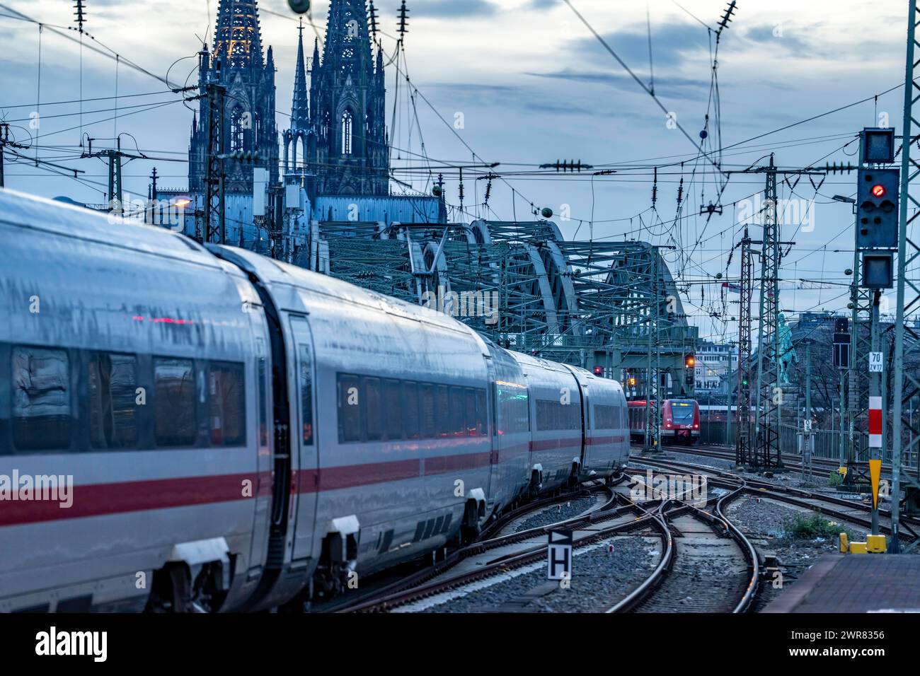 ICE-Zug auf dem Gleis vor dem Kölner Hauptbahnhof, Hohenzollernbrücke, Kölner Dom, NRW, Deutschland, Stockfoto