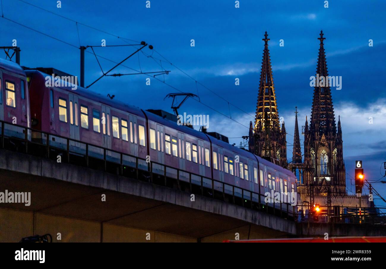 Nahverkehrszug auf der Linie vor dem Kölner Hauptbahnhof, Kölner Dom, NRW, Deutschland, Stockfoto