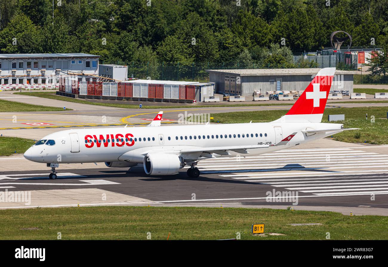Ein Airbus A220-300 von Swiss International Airlines startete am Flughafen Zürich. Registrierung HB-JCB. (Zürich, Schweiz, 03.07.2022) Stockfoto