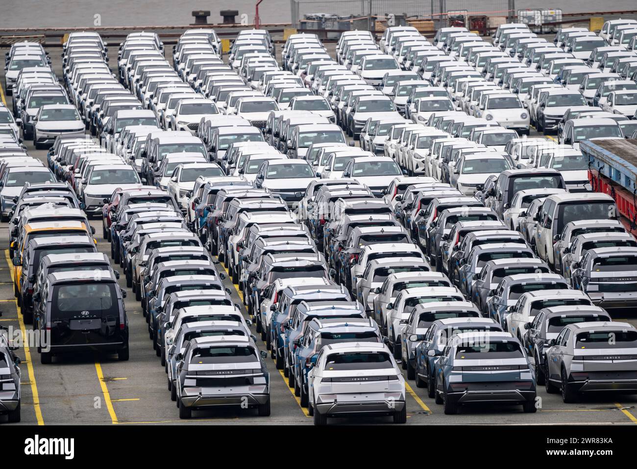 Parkplatz für Importfahrzeuge, Hunderte von Hyundai Ioniq, Elektroautos, warten auf Weitertransport, am EUROGATE Containerterminal in Stockfoto