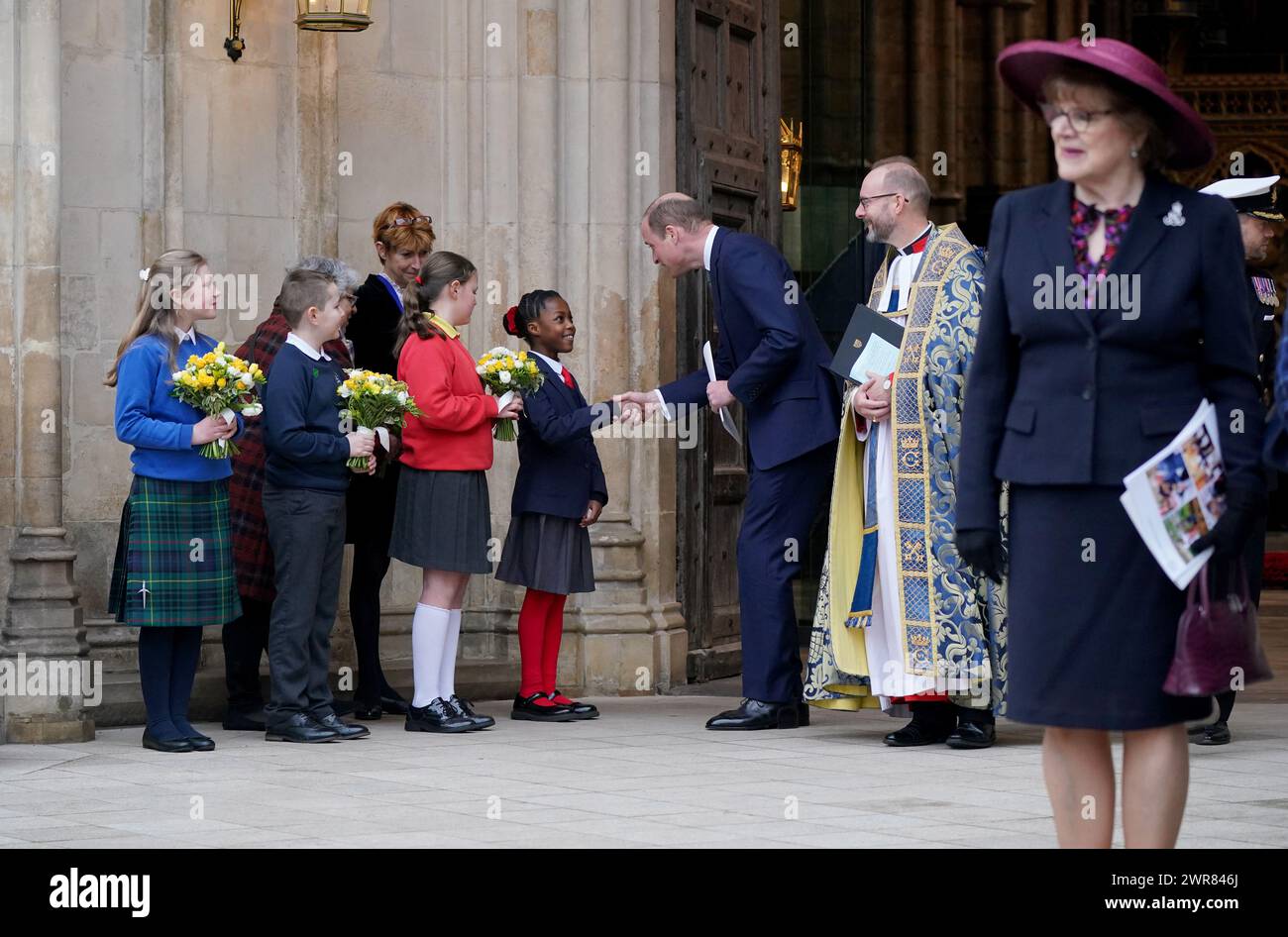 Der Prince of Wales begrüßt Schulkinder, als er den jährlichen Commonwealth Day Service in der Westminster Abbey in London verlässt. Bilddatum: Montag, 11. März 2024. Stockfoto