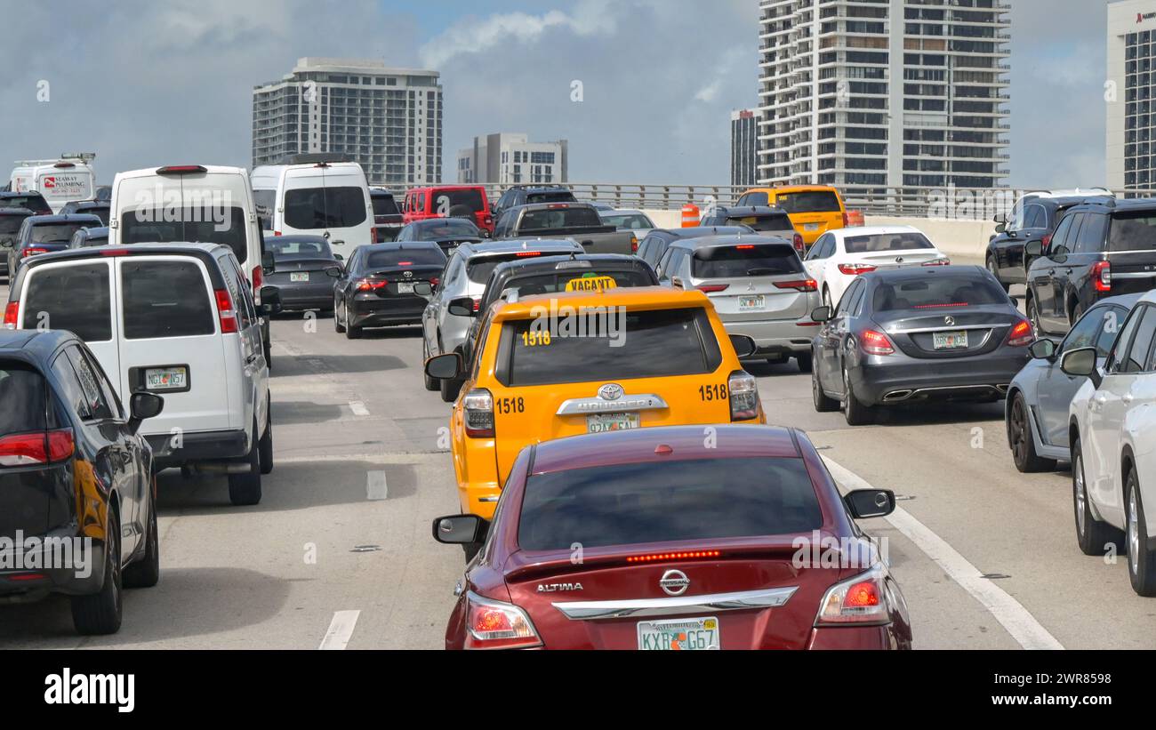 Miami, Florida, USA - 27. Januar 2024: Stau auf einer Straße im Stadtzentrum von Miami Stockfoto