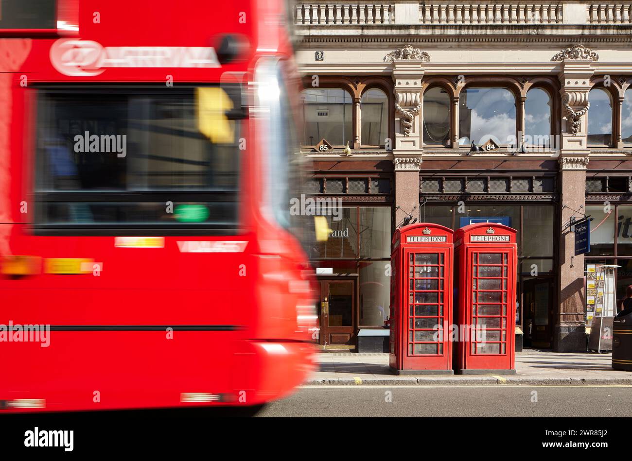 Traditionelle Londoner Bus- und Telefonkabinen, Strand, London Stockfoto