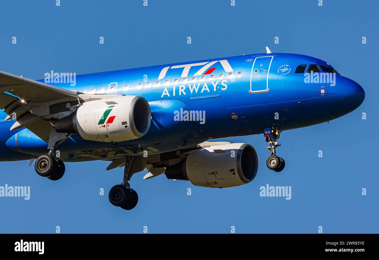 Ein Airbus A319-100 von der staatlichen italienischen Fluggesellschaft ITA Airways befindet sich im Landeanflug auf den Flughafen Zürich. Registrierung E Stockfoto